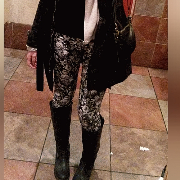 H&M Jeggings Black and White Floral Print Size 8 with back pockets - Picture 4 of 7